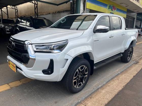 TOYOTA HILUX 2.8 D-4D TURBO DIESEL CD SRX PLUS 4X4 AUTOMÁTICO TOYOTA HILUX 2.8 D-4D TURBO DIESEL CD SRX PLUS 4X4 AUTOMÁTICO